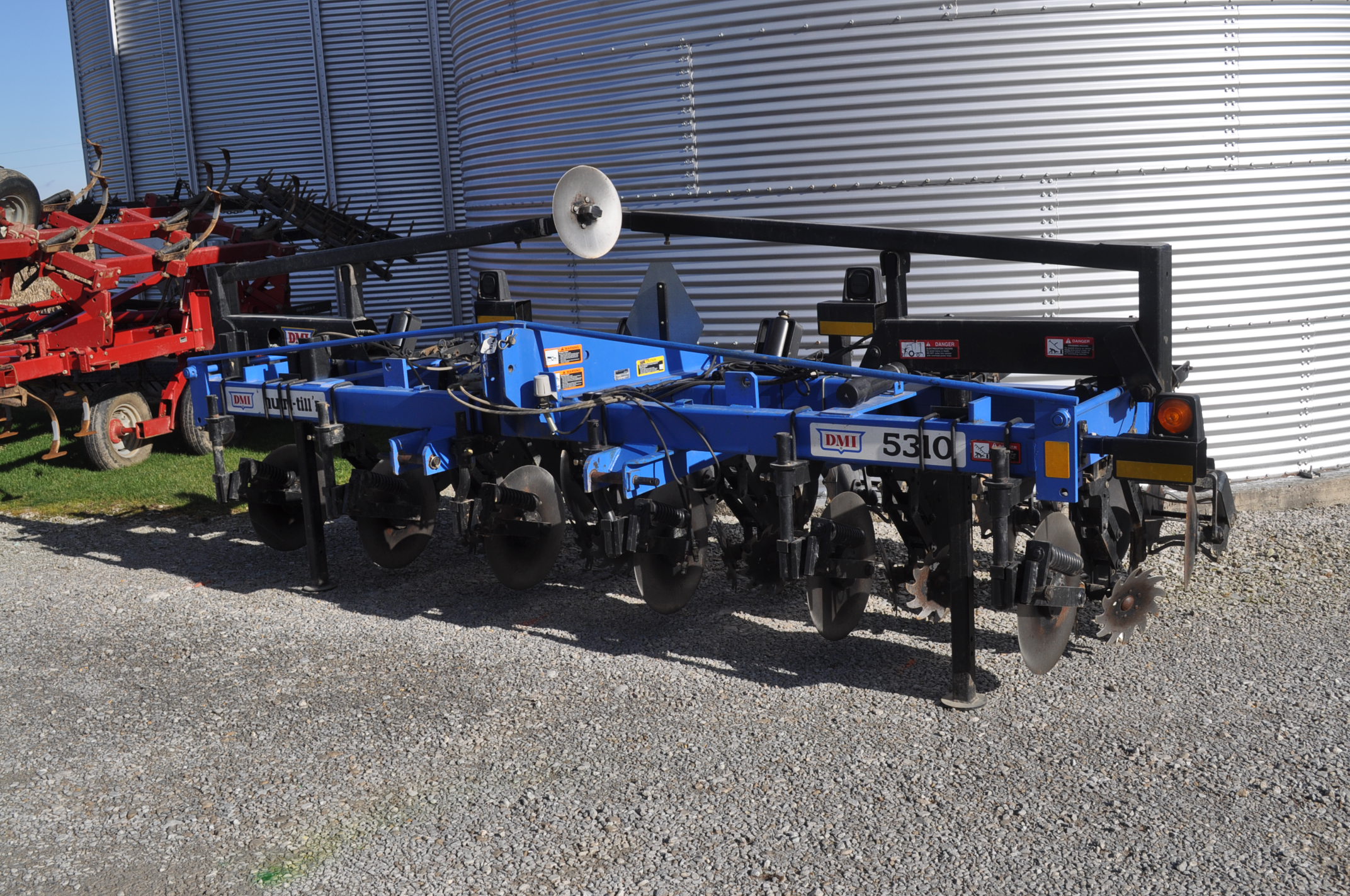 DMI 5310 6 row striptill bar, 3 pt, markers, row cleaners, baskets