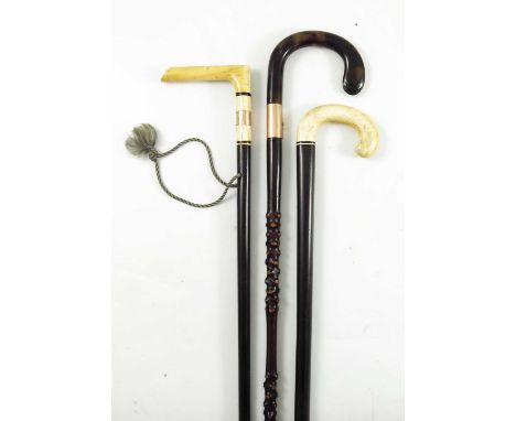 WALKING STICK WITH TORTOISESHELL (FAUX?) HANDLE AND GOLD COLLAR APPROX. 90 cm, STICK WITH IVORY HANDLE AND TIP AND A GOLD BAN