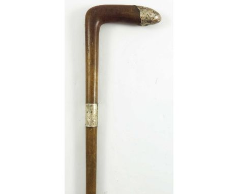 AN EDWARDIAN GENTLEMAN'S RHINO HORN WALKING STICK WITH SILVER BAND HAVING INSCRIBED DATE 17TH MAY 1916, APPROX. 88cm, 230g