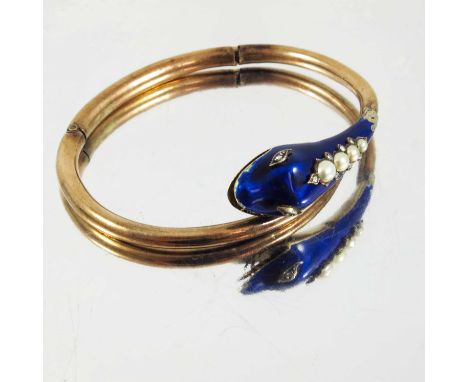 UNUSUAL UNMARKED YELLOW METAL HINGED BANGLE OF SERPENT DESIGN, BLUE ENAMELLED SNAKE HEAD SET WITH DIAMOND AND PEARLS