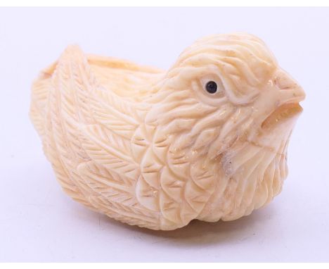 A bone netsuke formed as a chicken. 4.5 cm wide. 
