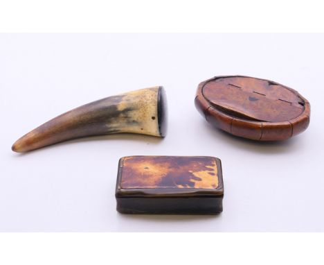 A burrwood snuff box, a horn and tortoiseshell snuff box and a horn snuff mull. The former 9 cm long.