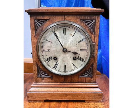 An early 20th century mantel clock with striking 8 day movement, mahogany case, 27cm high 
