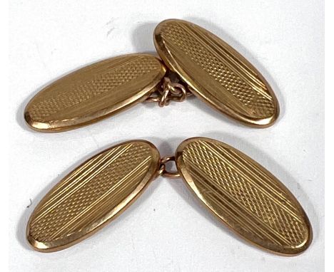 A pair of 9ct gold engine turned cufflinks, 3.2gms. 