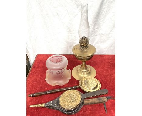 An oil lamp with brass reservoir and glass shade, a small pair of bellows, a mini bed warmer, horse brasses 