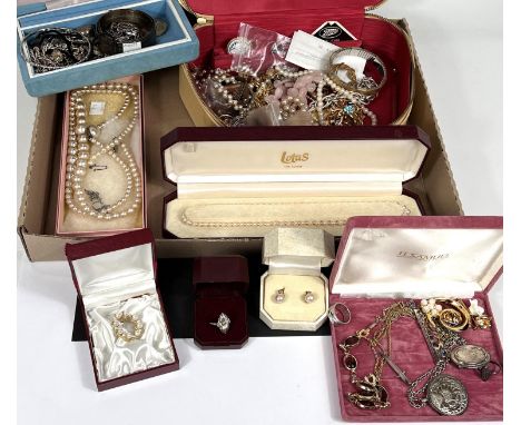 A large selection of costume jewellery:&nbsp; simulated pearl necklaces; etc. 