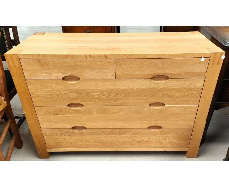 A modern light oak chest of 4 long drawers, length 116cm, height 80cm.&nbsp;&nbsp;In good condition with no issues.&nbsp; The