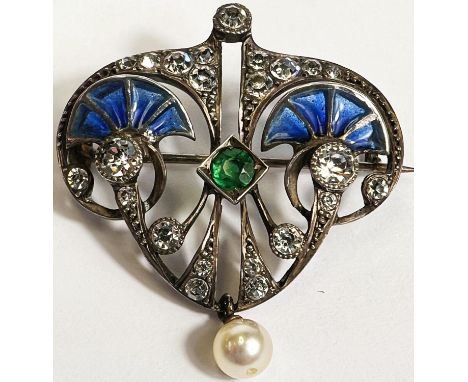 An Art Nouveau Style White Metal Brooch stamped '935 DEPOSE', set with a twin fan shaped blue enamel panels, central emerald 