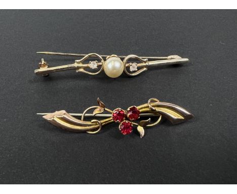 Two yellow metal bar brooches, one with pink stones, one with synthetic pearl (5.1gms) 