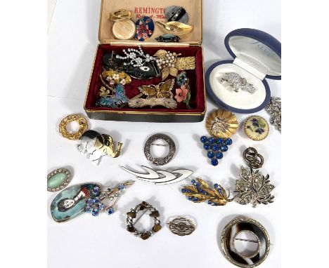 A mixed selection of vintage and other brooches and clips including a Norwegian silver and white enamel brooch (slight damage