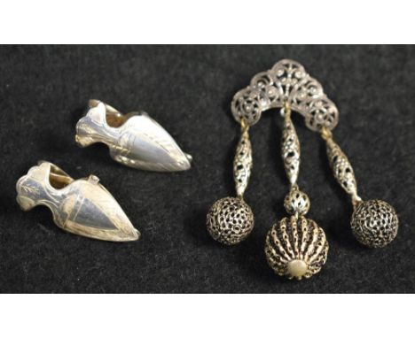 Jewellery - a pair of 925 silver napkin clips, dagger arched shields, Sheffield import marks, stamped 925;  a white metal tri