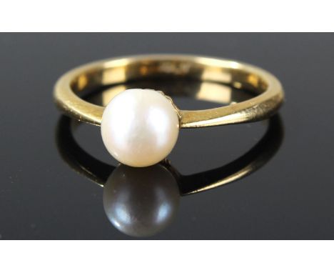 18 carat gold pearl set ring, with a central single pearl, ring size P, 3.2 grams