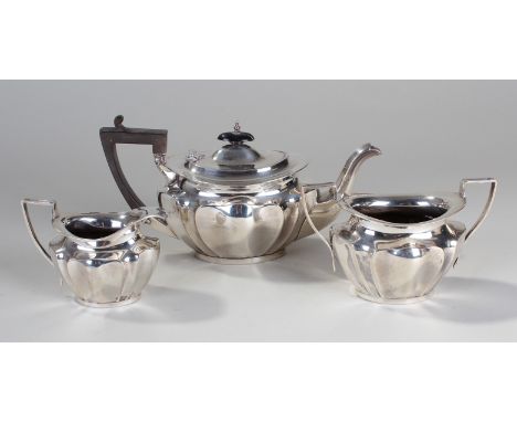 George V silver three piece tea set, Sheffield 1919, maker John & William Deakin, comprising of teapot, two handled sugar bow