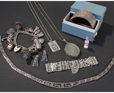 Mixed bag of silver and white metal jewellery to include boxed bangle, gate bracelet, charm bracelet, necklaces and locket we