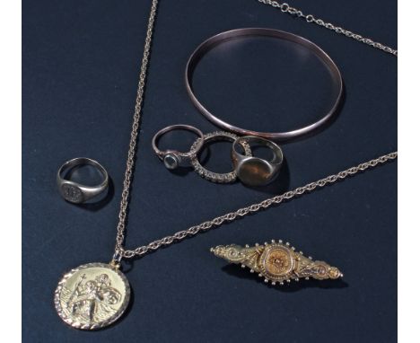 Mixed lot of 9ct/15ct/yellow metal rings, bangle, brooches and chain weight 34.0 grams