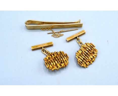 A 9ct Gold Tie Clip together with a pair of 9ct gold cufflinks, 22.7 gms 