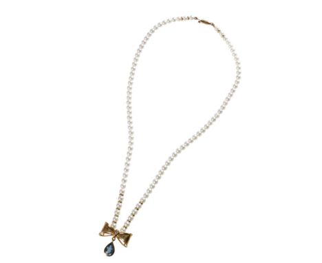 CULTURED PEARL AND YELLOW GOLD pendant NECKLACE, the gold bow pendant stamped "750" set to the centre with a single diamond a