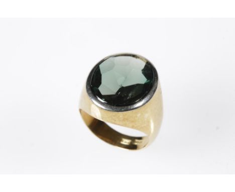 A GENTLEMAN'S TOURMALINE DRESS RING, the facet-cut tourmaline mounted on an 18ct yellow gold shank. Ring size N