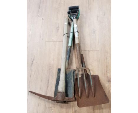 BUNDLE OF GARDEN TOOLS