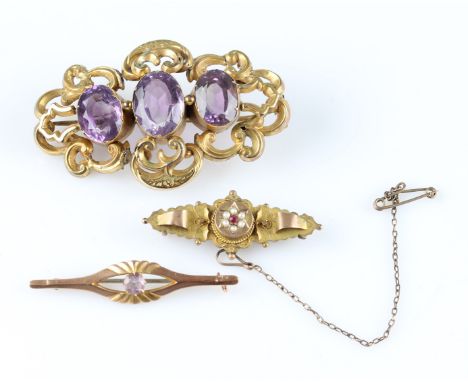 A collection of three brooches, to include an Edwardian 9ct yellow gold memorial brooch, star set with a round cut ruby and s