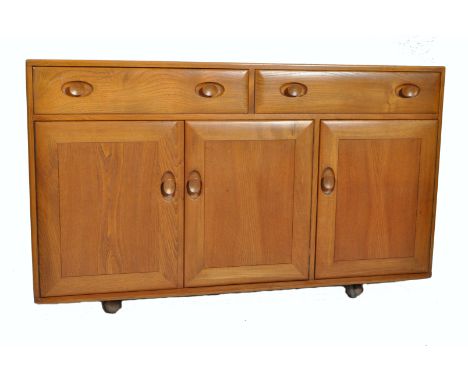 Lucian Ercolani - Ercol - Windsor - A retro vintage 1960's solid elm wood sideboard credenza having a twin door shelved cupbo