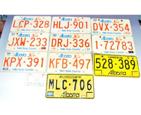 A collection of 11x vintage retro North American classic car automobile metal pressed aluminium license plates comprising Alb