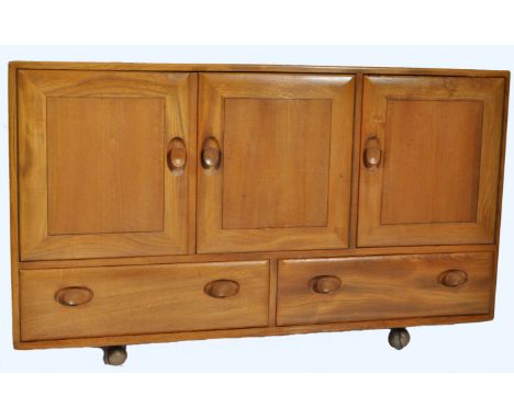 Lucian Ercolani - Ercol - Windsor - model 468 - A retro vintage 1960's solid elm wood sideboard credenza having a twin door s