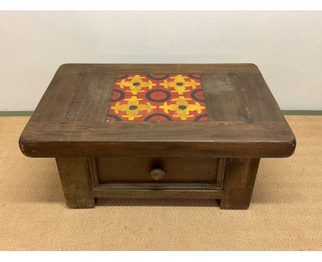 A coffee table with drawer and tile top, height 43cm, width 100cm, depth 65cm.