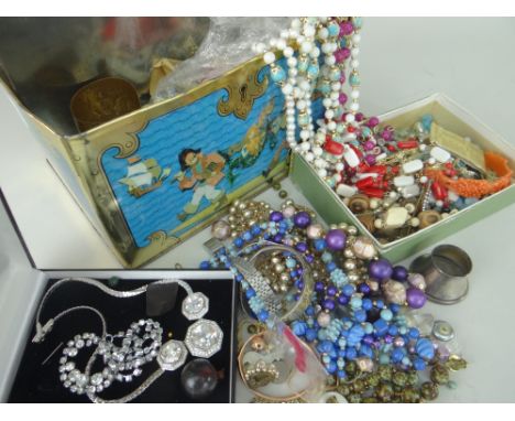 PARCEL OF MIXED JEWELLERY IN A VINTAGE BISCUIT TIN items in separate boxes and in plastic box, includes 9ct rose gold bangle 