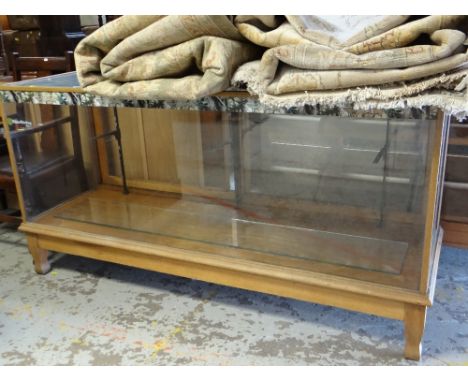 GOOD VINTAGE LIGHT OAK SHOP DISPLAY CABINET with single glass shelf, glass top and sliding glass doors, 177cms wide x 92cms h