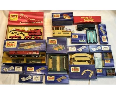 Hornby: A collection of Hornby Dublo assorted accessories to include turntable, wooden station, good quantity of track, Engin