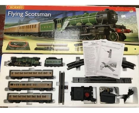 Hornby: A boxed Hornby Flying Scotsman set R 1072. Complete and unused. Some box damage to end flaps.&nbsp;