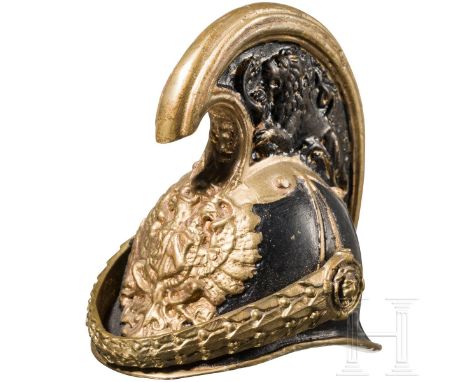   Ballspende in Form eines Offiziershelms für k. u. k. Dragoner  Schwere, reich reliefierte Messingausführung, teilweise schw