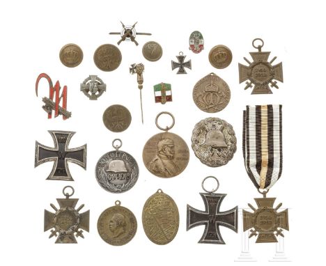   Gruppe Auszeichnungen, vorwiegend deutsch, 1. Hälfte 20. Jhdt.  Gesamt ca. 35 Teile, dabei Eisernes Kreuz 1. Klasse 1914, l