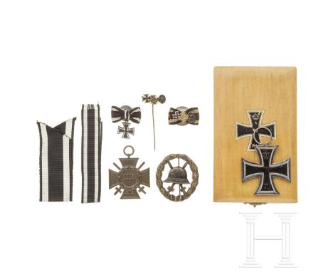   Erster Weltkrieg - Gruppe Auszeichnungen   Eisernes Kreuz 2. Klasse, mehrteilig gefertigt, in seltenem Holzetui mit Bändern