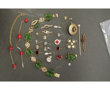A selection of gold and other jewellery, to include; a 9ct gold and jade pendant; a pearl stick pin; and several pairs of ear