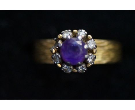 18ct Gold ring set with 7 diamonds &amp; central amethysts Size N