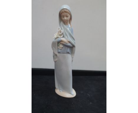 Lladro figure of a lady 