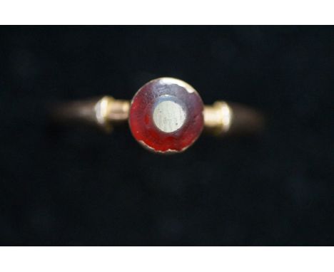 9ct Gold ring set with garnet Size P 