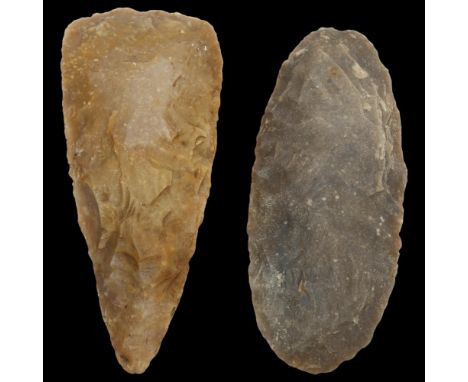 **DESCRIPTION AMENDMENT** 2 *Neolithic* flint hand axes, length 14cm (2)&nbsp;flint hand axes, length 14cm (2) Good condition