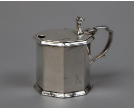 Hallmarked silver mustard pot with cobalt blue glass liner - Approx weight of silver 111g 