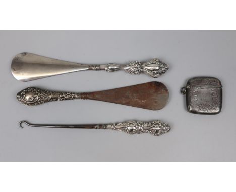 Hallmarked silver vesta case - Approx weight 20g together with 3 hallmarked silver handled shoehorns 