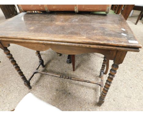 MID-20TH CENTURY OAK FRAMED FOLD-OVER CARD TABLE WITH GREEN BAIZE INTERIOR ON BOBBIN TURNED SUPPORTS 