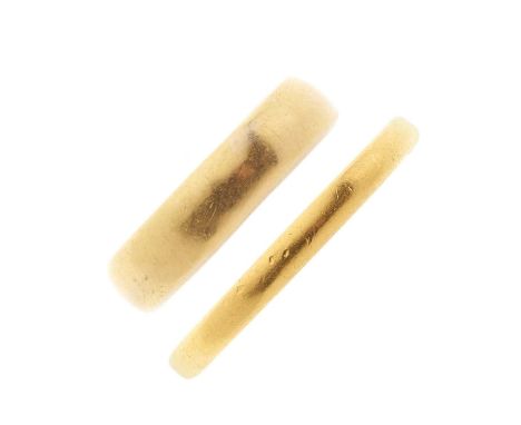 Two wedding band rings, to include a mid 20th century 22ct gold example, together with a platinum and 22ct gold bi-material w