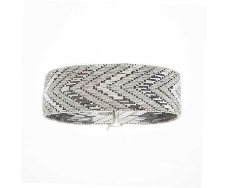 An 18ct gold braided chevron bracelet, with push-piece clasp, stamped 750, length 19.3cm, 80.5gOverall good conditionSome lig
