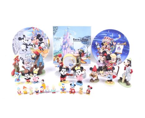 An assortment of Disney related collectables. Including ceramic figures, collectors plates and more. Max. H16.5cm