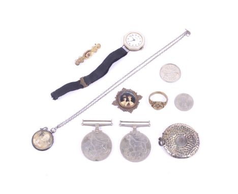 A collection of jewellery and other items including an early 20th century gold brooch. Stamped '15ct'; a silver hammered roun