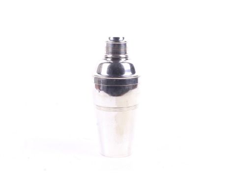 A vintage Art Deco silver plated cocktail shaker. H21.5cm