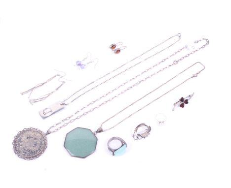 A collection of silver and other jewellery. Including a modern pendant, 925 silver and green stone ring, Austrian Maria There