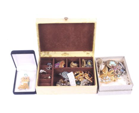 A collection of vintage and modern brooches. Including a ceramic example, one modelled as a dog, Scottish 'thistle' brooch, m